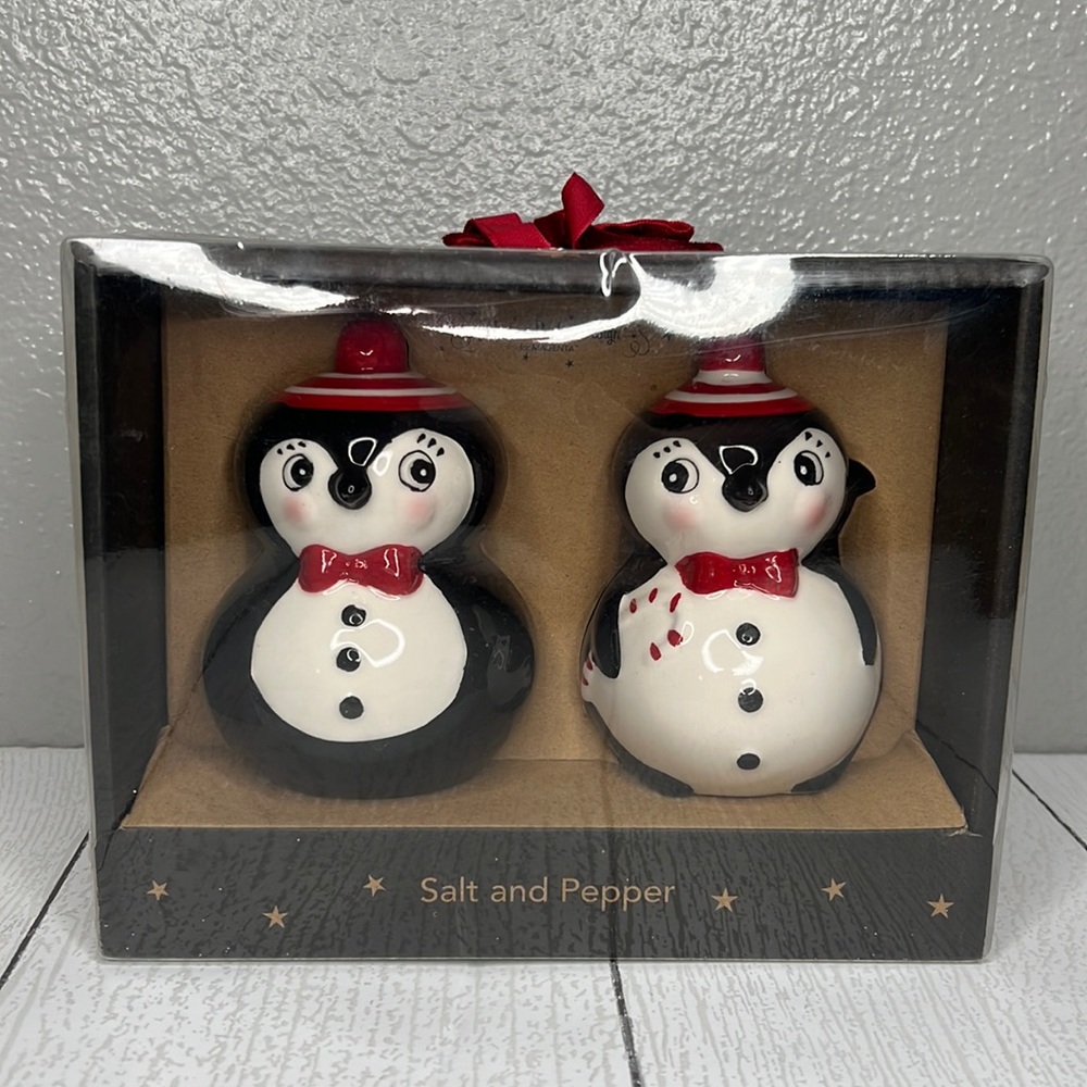 Johanna Parker Design Magenta Penguin Salt & Pepper Shakers Set NIB